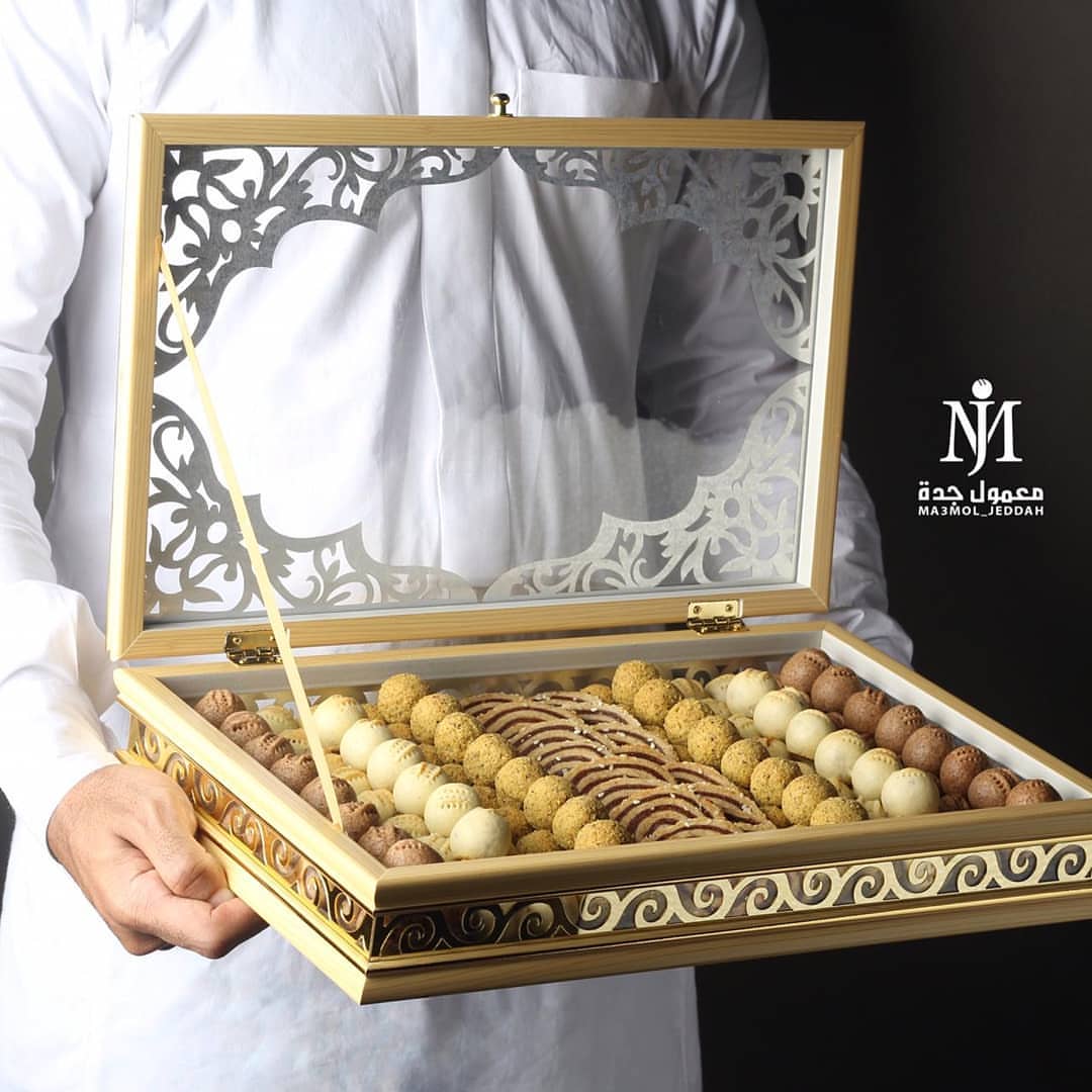 علبة هدايا بالمعمول ٢٦٠ ريال كميه المعمول كيلو و ٤٠٠ جرام الانواع حسب الطلب يمكن تعديلها