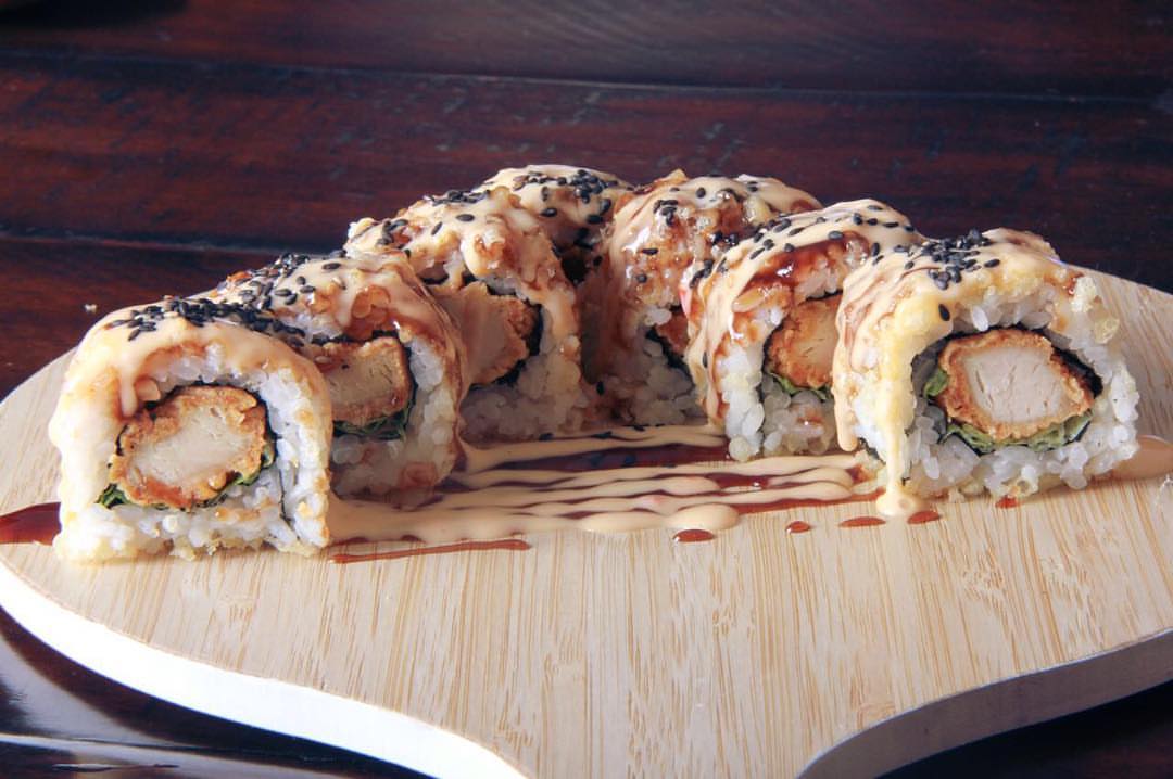 اكثر مبيعا ✨كرسبي تشيكن #crispychicken #sushiroll #teryaki #chicken #yumesushii