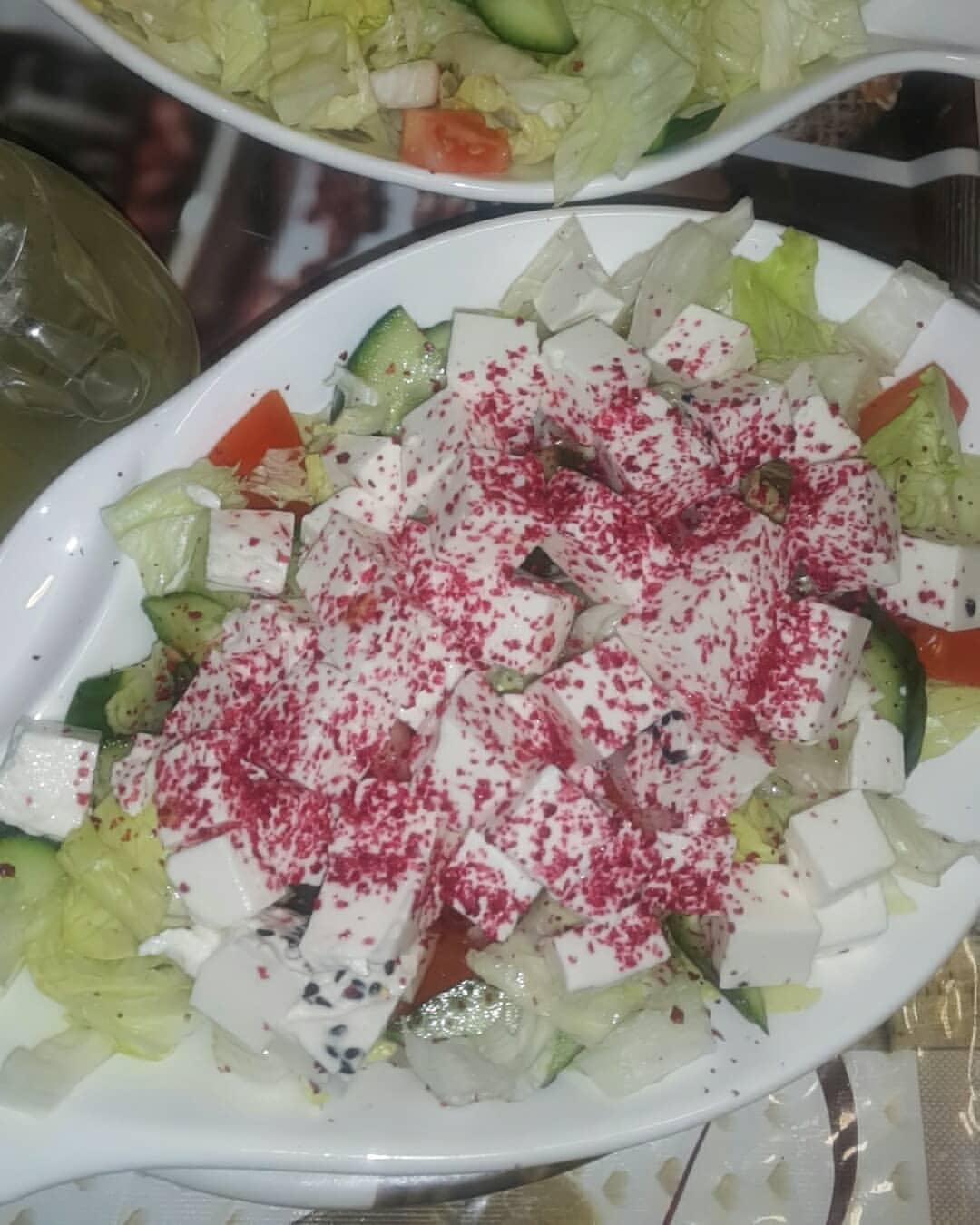 سلطة يونانيه بجبنه قليلة الدسم بالحبه السوداء مررررر يمي