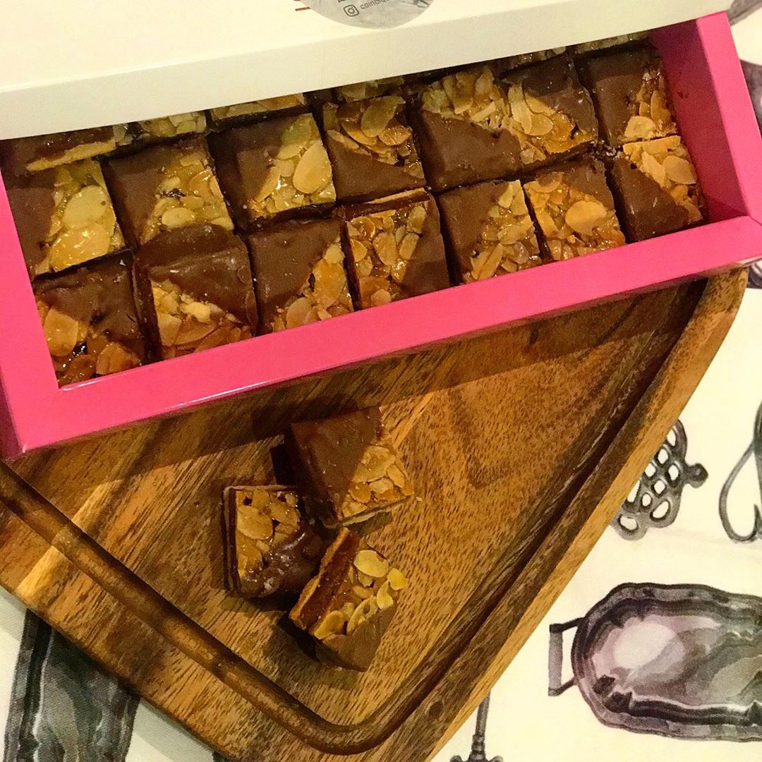 طبقات البسكويت مع التمر المغطى باللوز والشكولاته❤️
