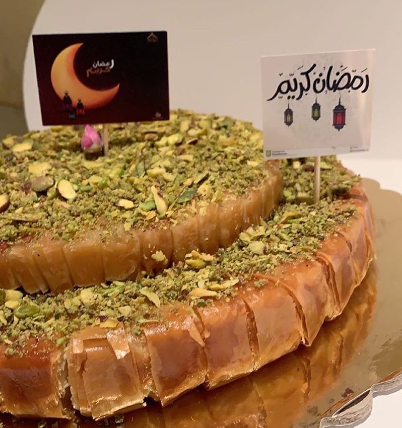 تخبز طازجة عند الطلب لكِ ولإهدائها لمن تحبين #بقلاوة_لذيذة #بقلاوة_الرياض #بقلاوة_هرمية #ه