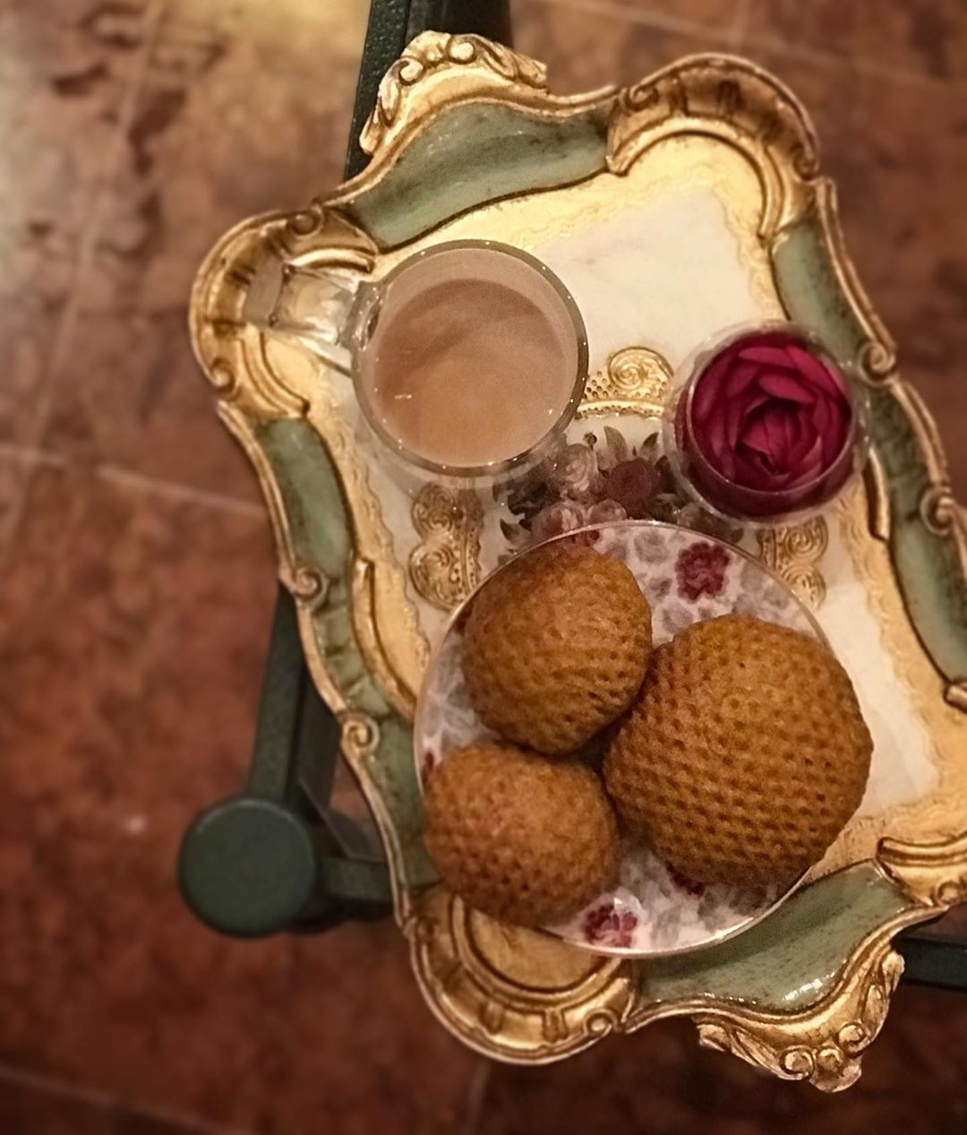 هواءٌ بارد، هدوءٌ أنيق .. ما أجمل بداية الشتاء! .. صحيح الأجواء حاليا رطوبة وغبار لكن المس