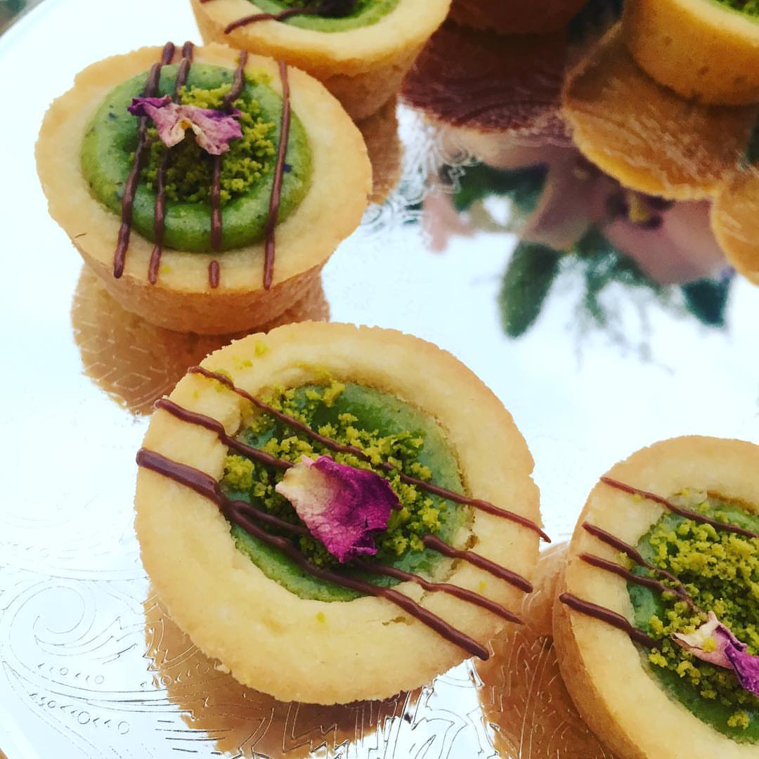 ولعيونكم صغرنا تارت الفستق وصار ميني الطلب عن طريق الدايركت أو عن طريق كيك وقرفه ..