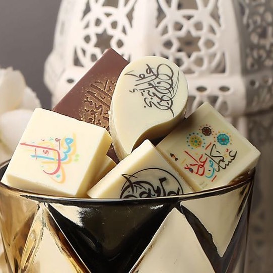 شكولاته فاخره بعبارات معايده . وبتصميم أنيق ومفرح . . . ، ✨ . نستخدم أفخر انواع الشكولاته