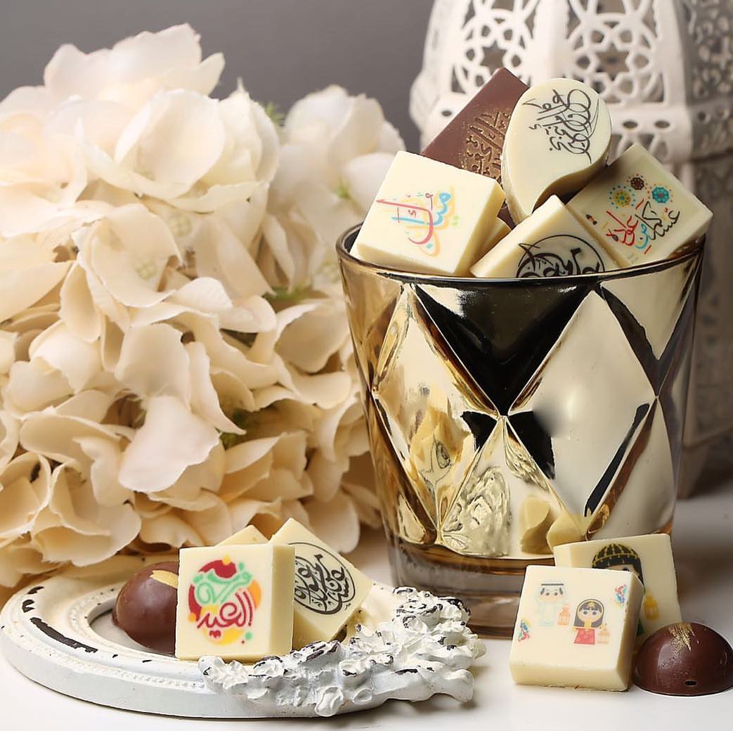 شكولاته فاخره بعبارات معايده . . . نستخدم أفخر انواع الشكولاته البلجيكيه ✨ والمصنعه بمعاي