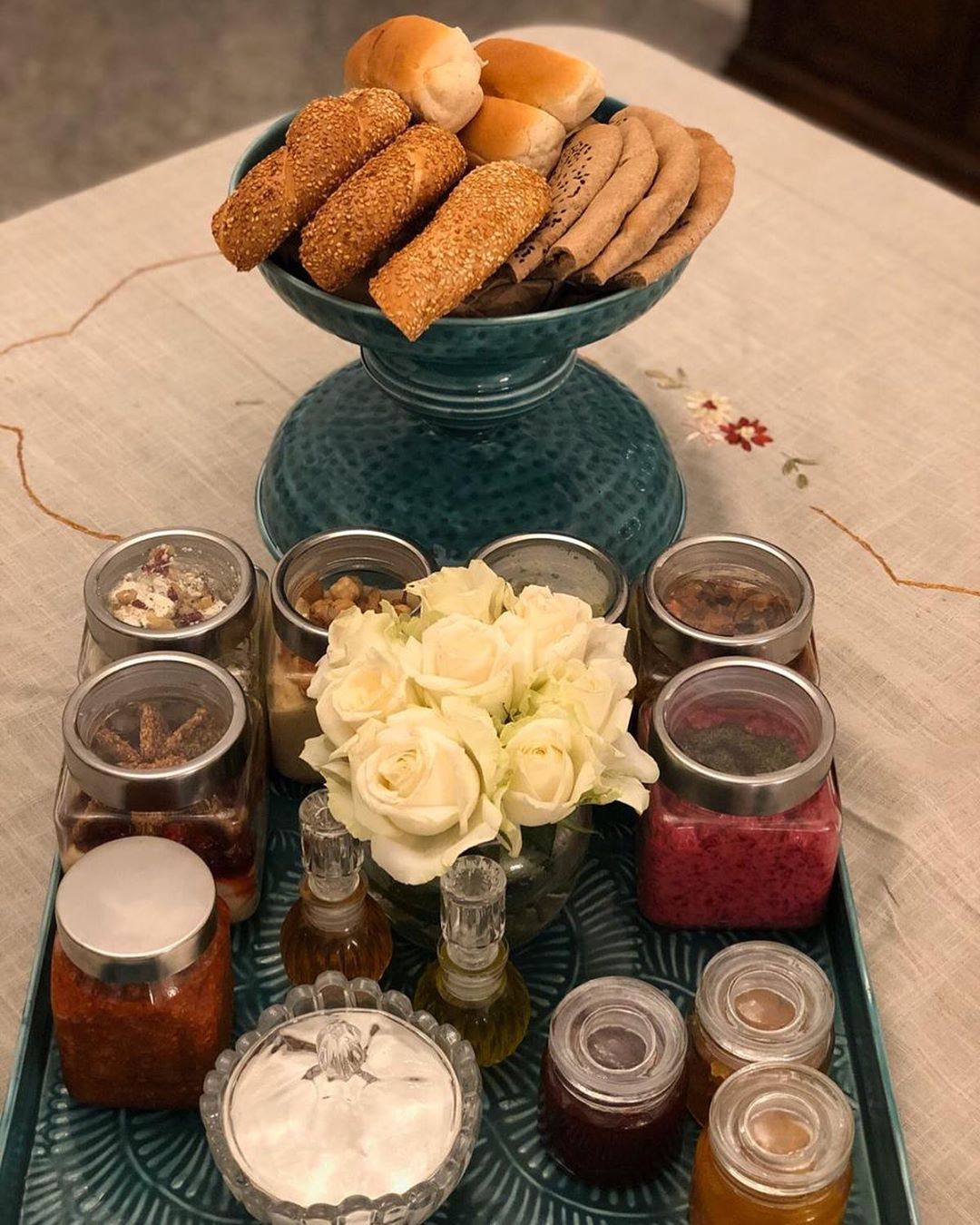 فطور العيد (صغير تكفي ٤-٦ أشخاص) ٤٢٠ ريال تحتوي السلة على - قشطة و عسل و مربى - خلطة مميز