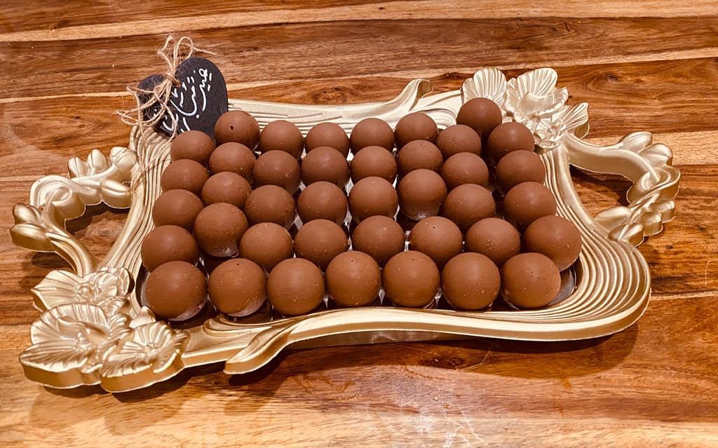 صينية العيد من شوكليت ليدر سعر الصينية ب 85 ريال فيها 40 قطعة شوكلت