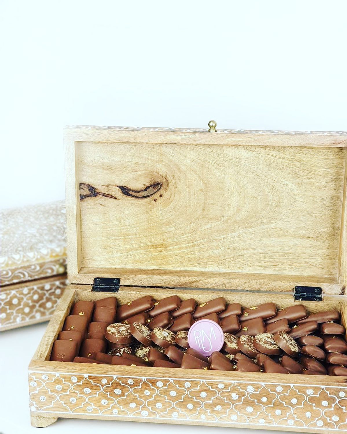 بوكسات خشب هدايا الحبايب#شوكولاته #حلا#ذوق#مناسبات#لذيذة