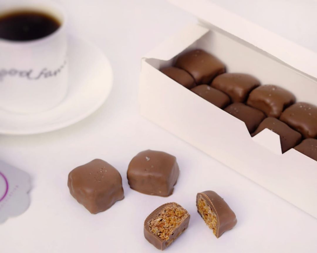 شوكولاته بحشوة الرايس كريسبي مع سولتد كراميل#بوكسات#شوكولاته#كرسبي#مناسبات#ضيافه#جمعات#حلا