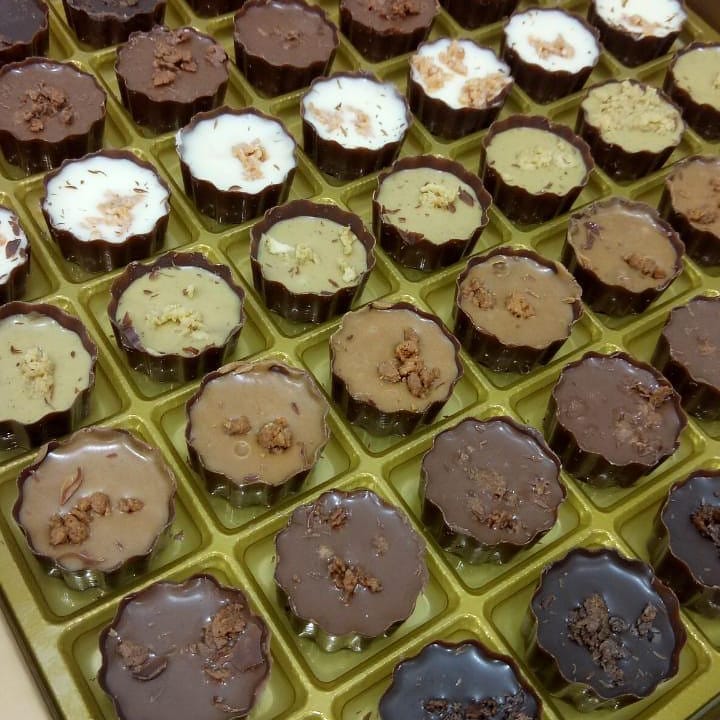 شوكلاته متوفر في المحل ... #هابينس_إن_بوكس#ملك_الحلويات#وجد_سويت#wjd_sweet#حلويات_الرياض#أ