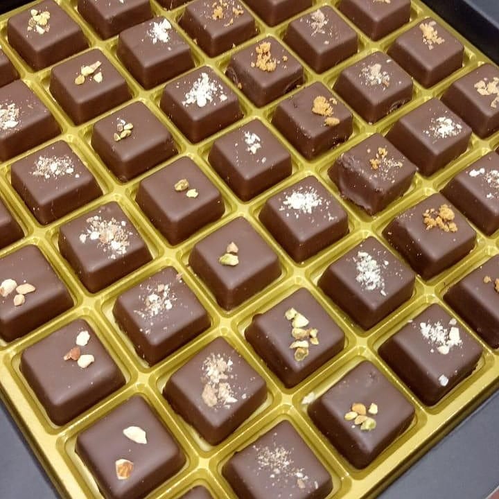 شوكلاته متوفر في المحل .. #هابينس_إن_بوكس#ملك_الحلويات#وجد_سويت#wjd_sweet#حلويات_الرياض#أس