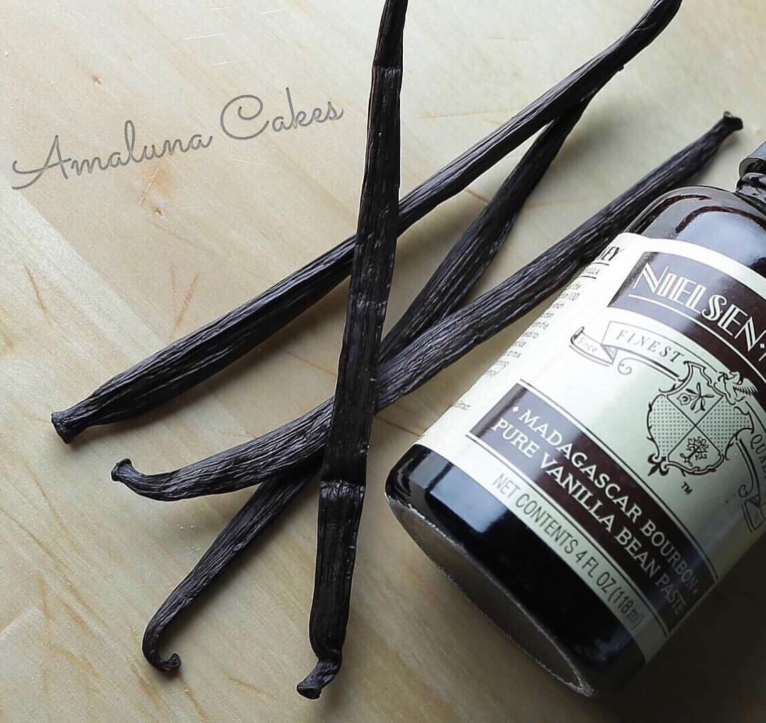 We use this Madagascar Bourbon Pure Vanilla Bean Paste in all our cakes ✨ You can even se