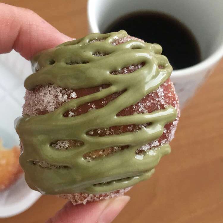كوب قهوة ودونت مليان كريمة فستق #doughnuts #homemadedoughnut #pistachio