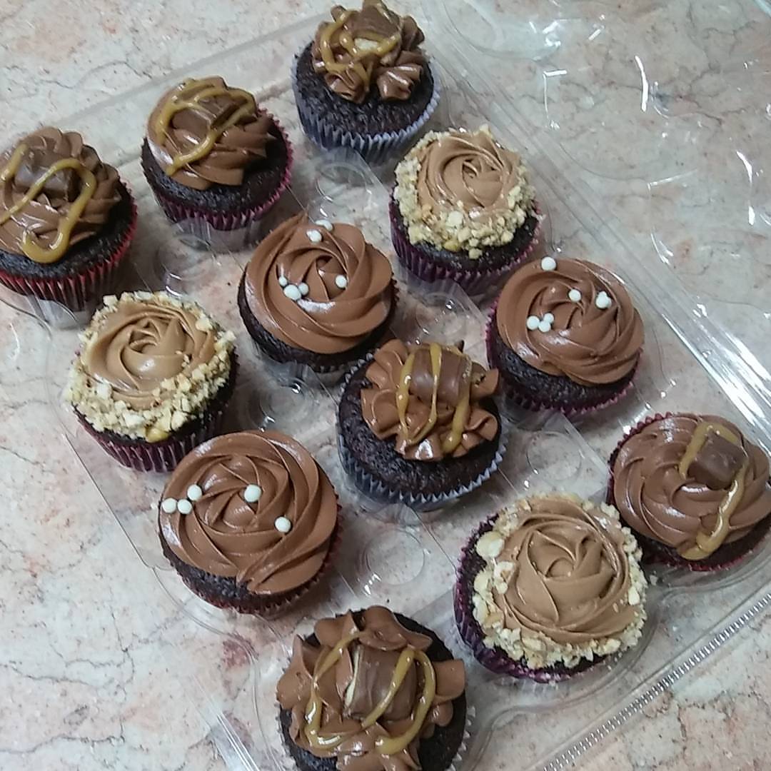 صباح الشوكولاتة . . #chocolate #twix #wilton #ferrerorocher #hazelnut #caramel #morning #j
