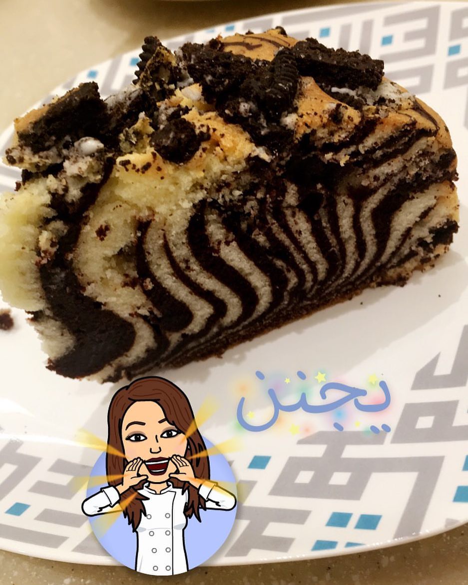 شكل الكيكة من الداخل ♥️♥️ مخططه صبيت اكثر من ١٠ مرات ( فانيليا ثم شوكولاته ) مغرفه كل مره