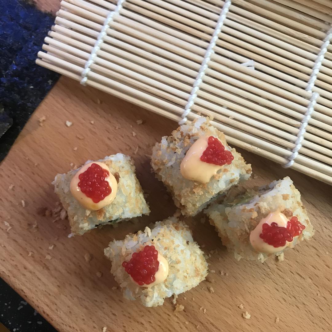 - ‏Crunchy salmon سلمون مقلي و جبنة فيلادلفيا بصل اخضر ومن الخارج ارز و تيمبورا فلكس و ماي