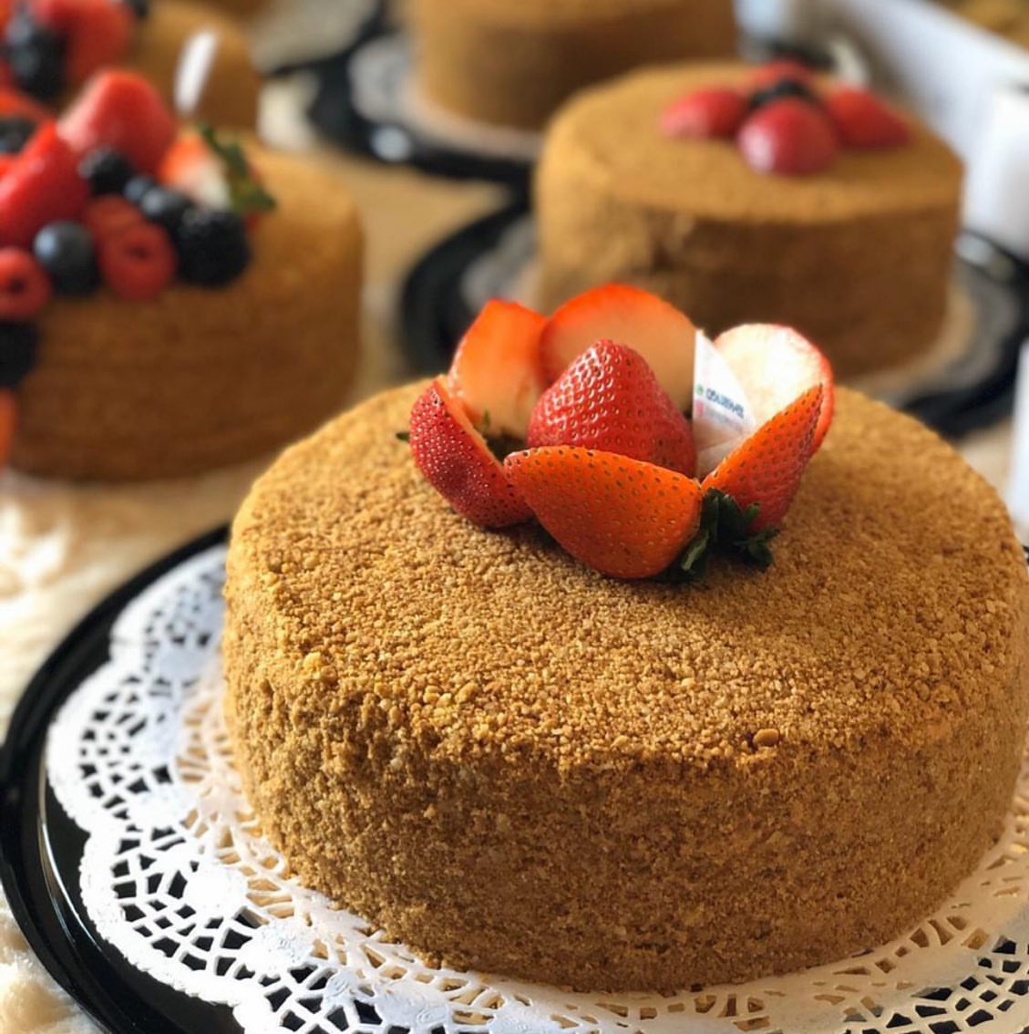 جمعه مباركة ♥️ متوفر اليوم كيكة العسل الصغيره ٧٩ و الوسط ١٣٠ والكبيره ١٧٠ جاهزه للتوصيل ال