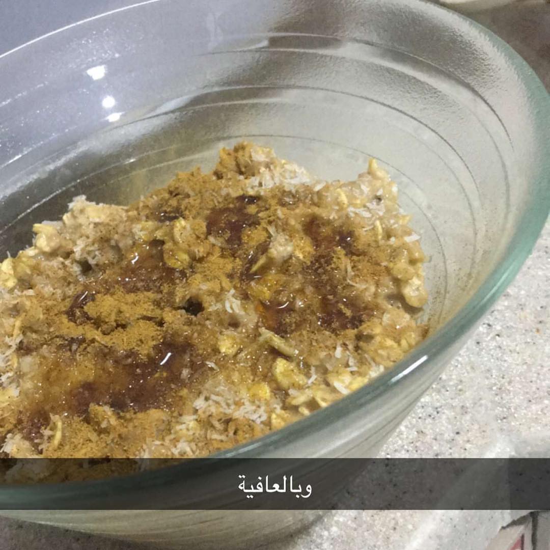 شوفان مع الحليب والعسل والفول السوداني والقرفة