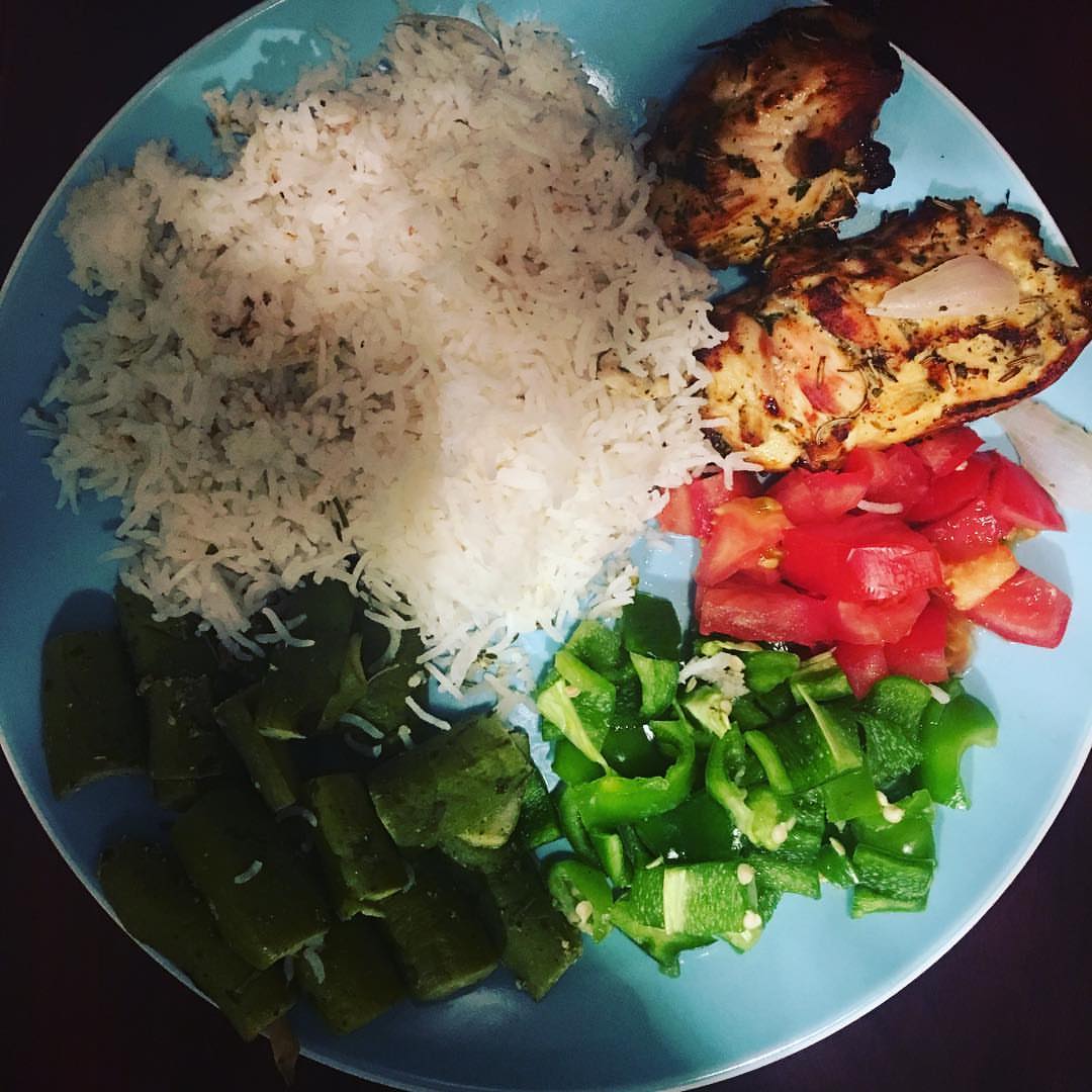 ٢٠٠غم صدور دجاج طازج ١٥٠ رز ابيض بدون اي ايضافات فقط قليل من الملح (ارز باب الهند) ١٥٠غم خ