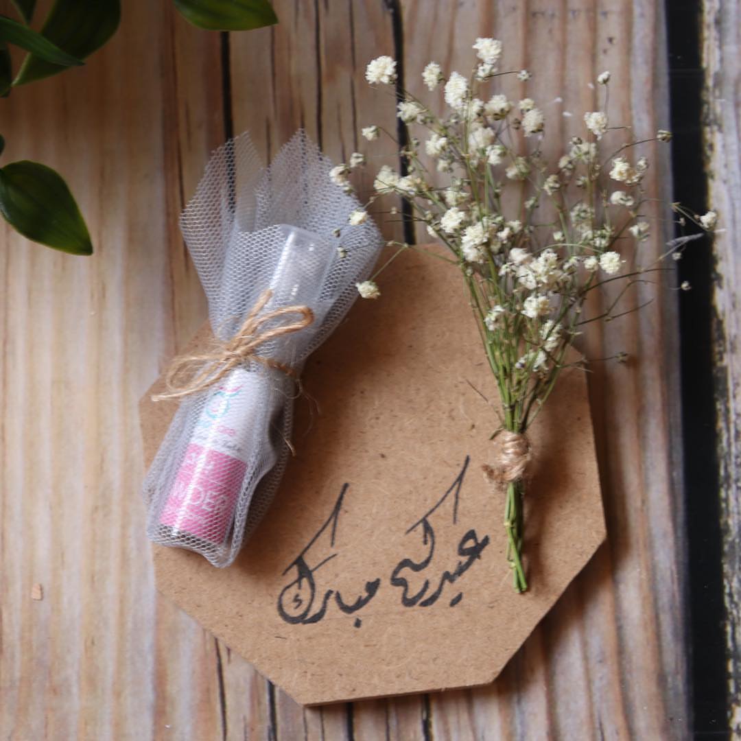 . لوح خشبي يحوي ميني عطر باودر أو ميني مسك مزين بالورد بـ 15 ريال