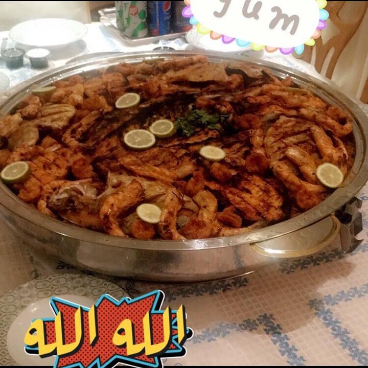 كمية كبيرة من السمك والقمبري الطازج المشوي والمقلي اللذيذ