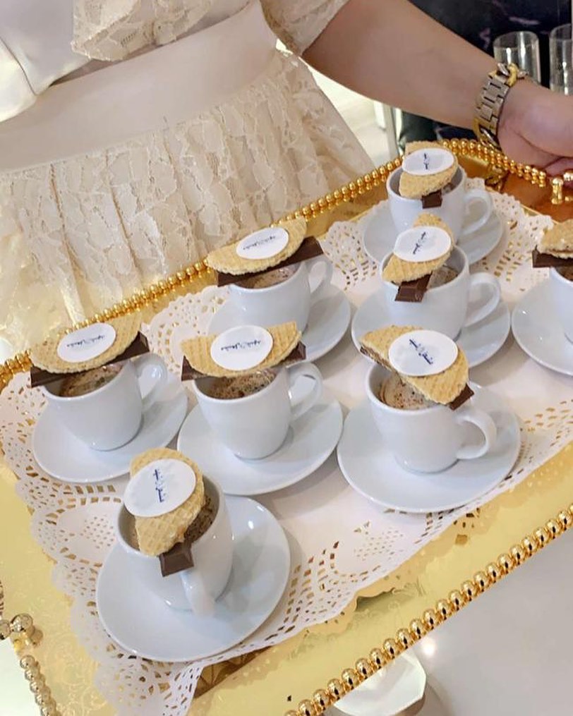 طريقه جميله لاستخدام لوقو الكابتشينو#كابتشينو#لوقو#كوين#كيك#حلى#سويت#فناتك#افكار #الجبيل#ا