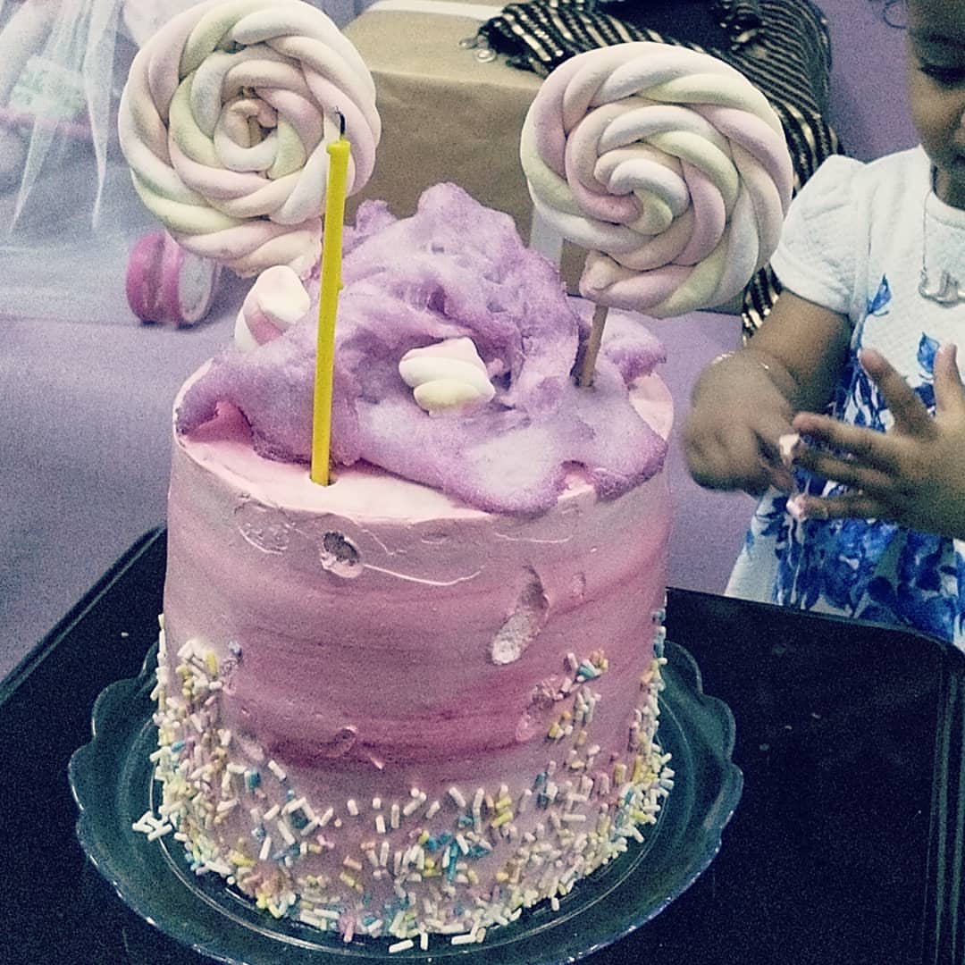 عسى ربي يسعدك يااحلى غزل فديت البنات الحلوين ماشاءالله العمر كله يارب وعلى اسمها عملنا كيك