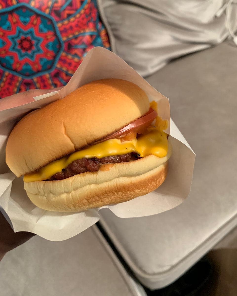 #هلا_برجر برجر اللحم المشووووي بانتظاركم . . للتوصيل الاتصال : او من خلال تطبيق جاهز او وص
