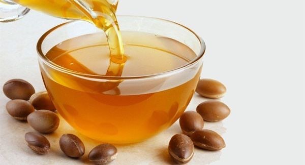#فوائد_زيت_اركان أنه "زيت الأركان" الزيت المغربي الذي يحمل بسحره كل ما تحتاجه المرأة العصر