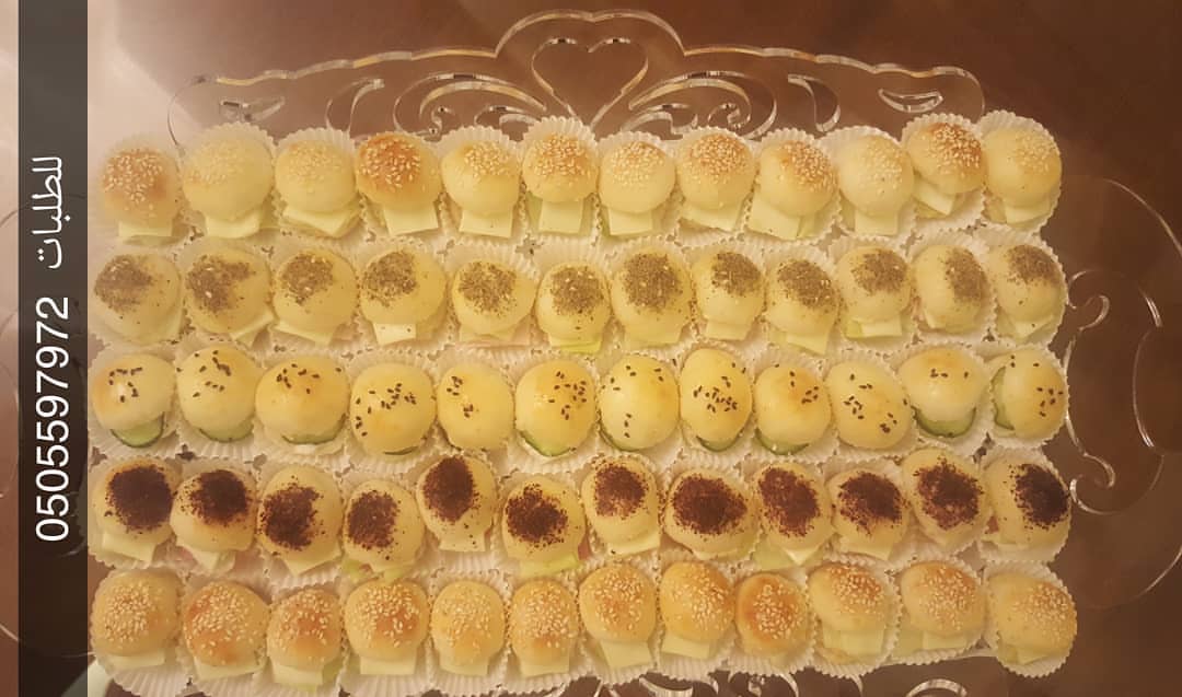 معجنات تقديم عبارة عن سندويتشات صغيرة و الحشوات مشكلة