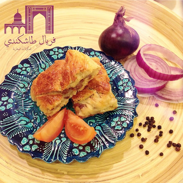 عيش باللحم والبصل والطماطم.. Savory pastry with meat, tomato and onion.. #Uzbek #uzbekfood