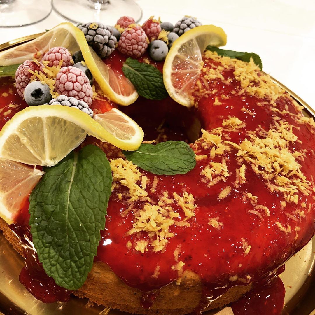 ‏Lemon cake ..♡ كيكة الليمون مع صلصة التوت . . . للطلب التواصل على الواتساب .. #تاجرات_الج