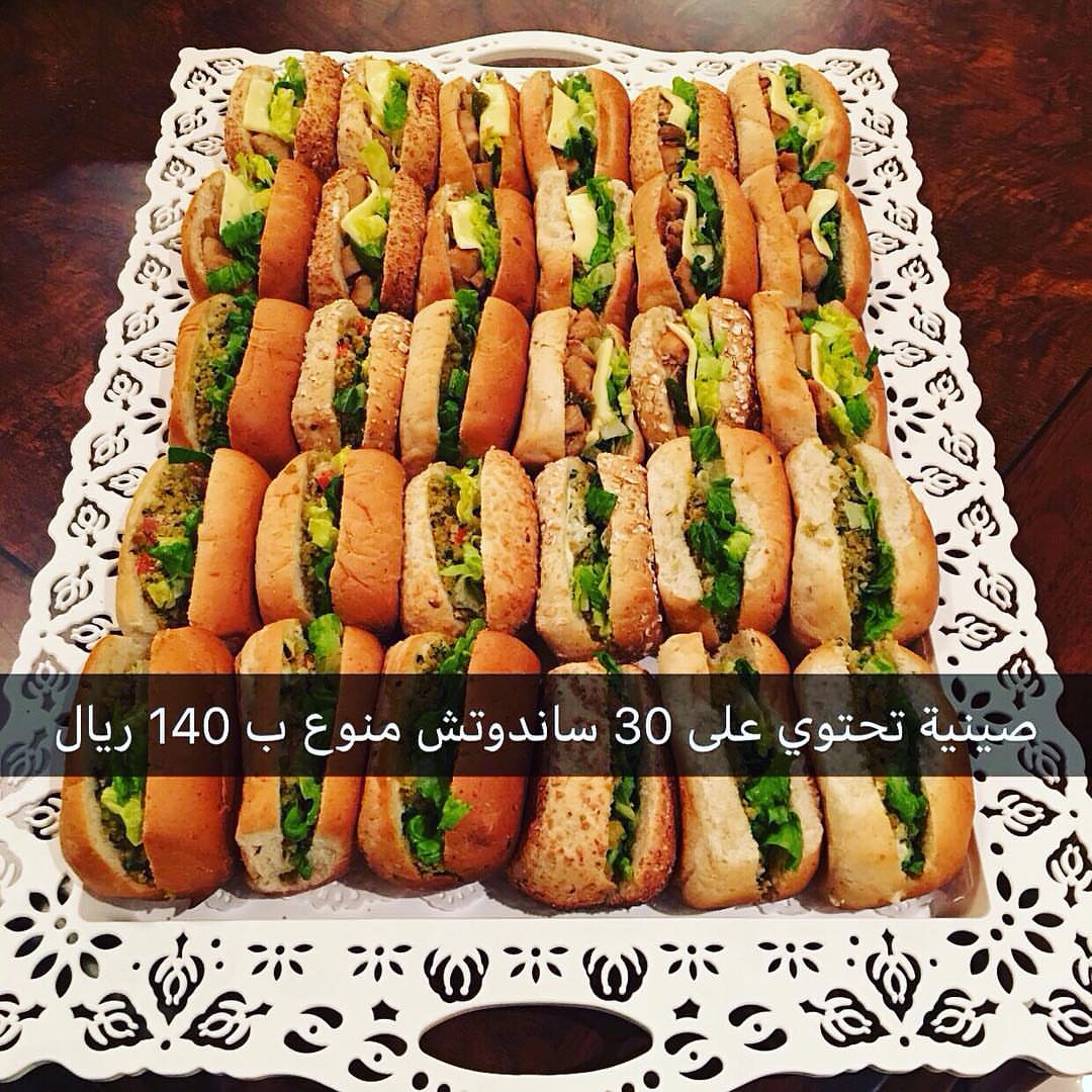 صينيه تحتوي على 30 ساندوتش منوع الحشوات ب 140 ريال الخبز والحشوات طازجه #ساندوتشات #sandwi