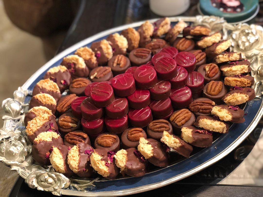 طلبية زبونة ، تعبئة صينيتها كيلو .. #الرياض#حلويات#أسر_منتجه#تشوكلت#بنات_السعوديه#زواجات#ح