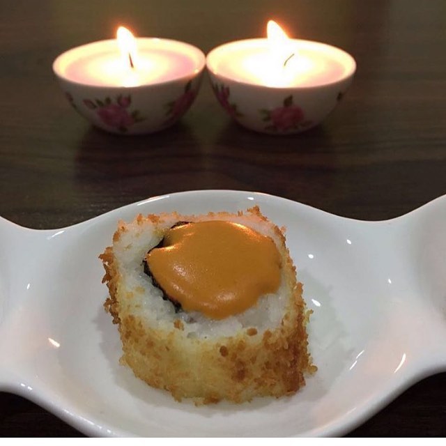 Golden Roll✨ الرول الذهبي ✨ (ارز+ كراب+ اصابع السمك اللذيذه) يكون الرول مقلي ومغطى بالرق