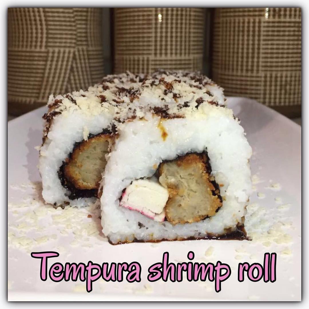 Tempura Shrimp Roll تيمبورا شرمب رول (أرز + ربيان مقرمش+ كراب) مغطى برقائق التمبورا والصوي