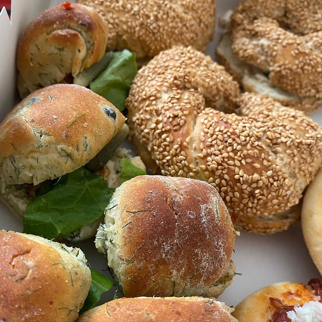 بوكس معجنات لضيافة العيد يحتوي على سميت بالجبن - ساندويتشات الدجاج الايطالية - عيش باللحم