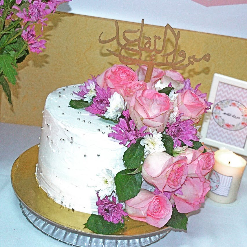 كيكة بتصميم خاص متوفره بحجمين صغير 250 ريال كبير 350 ريال