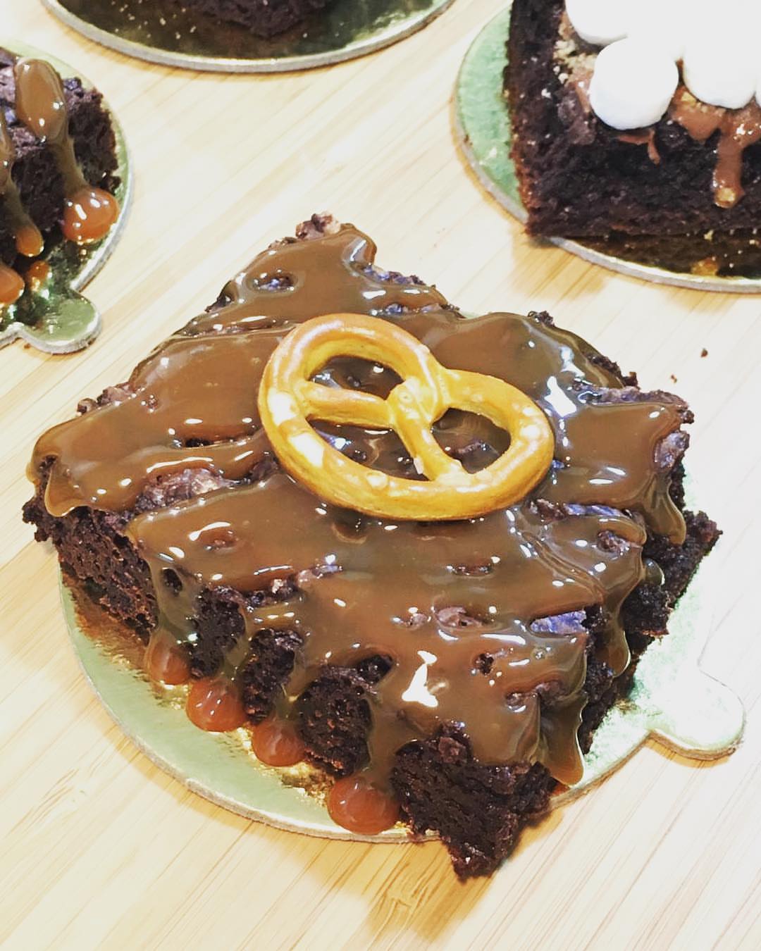 #saltedcaramel #brownies متوفر يوميآ لطلب قبل بيوم او يومين