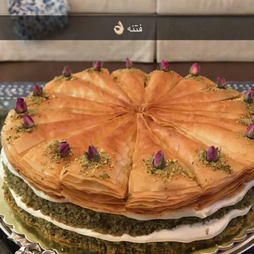 كيكة البقلاوه. فيه منها حجمين الكبير ب١٨٠. والاصغر ب١٣٠ الحجم واحد يختلف فقط ان الكبيره طب