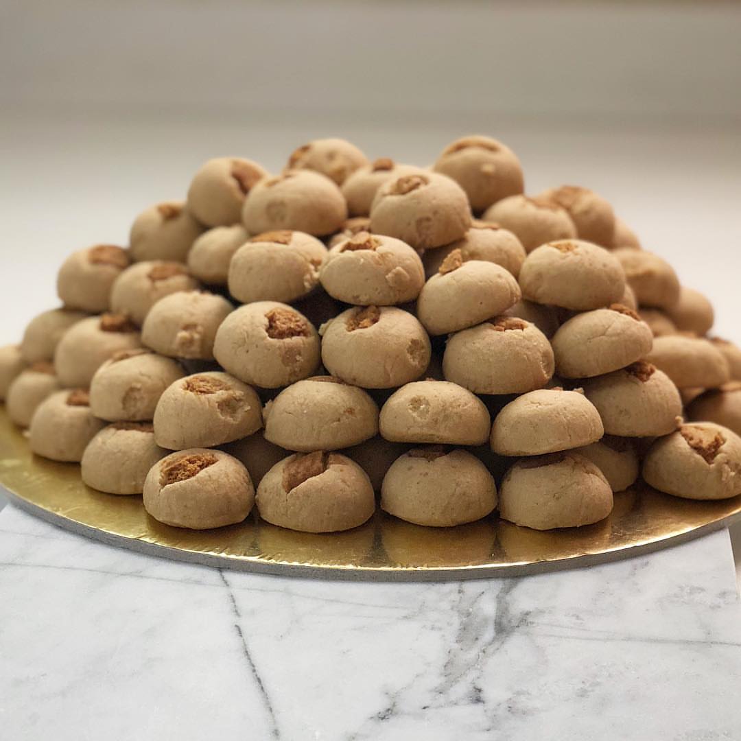 غريبة لوتس تذووب بالفم من طراوتها، حجمها مناسب للتقديمات متوفره بالطلب