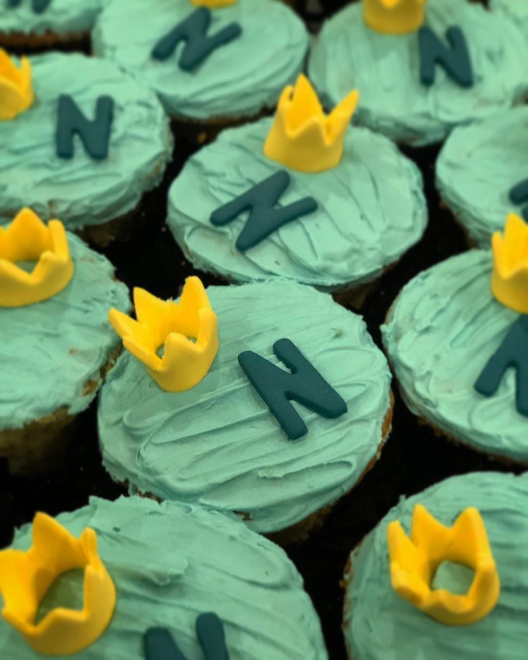 Initial cupcakes with a crown for a little king