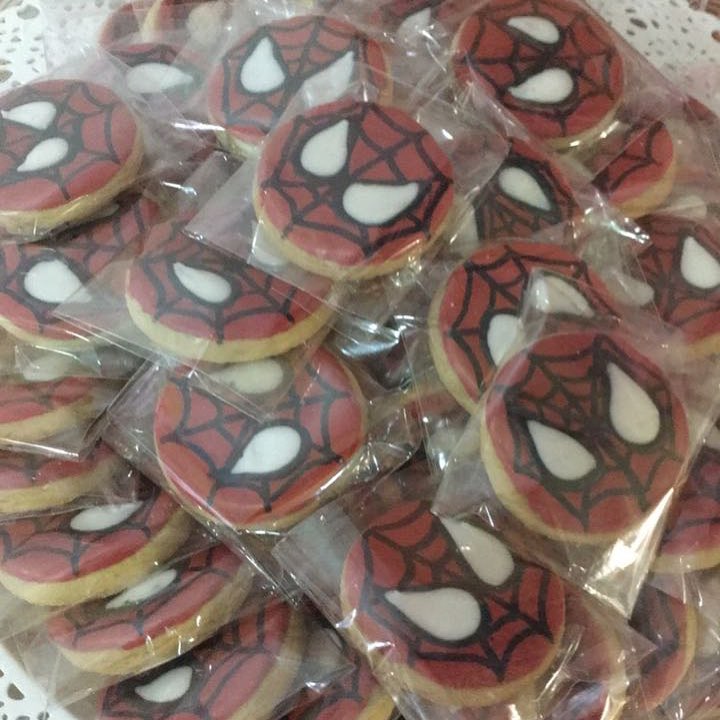 Spider-Man cookies anyone #spiderman #cookies #riyadh #party #الرياض #كوكيز #سبايدرمان #حف