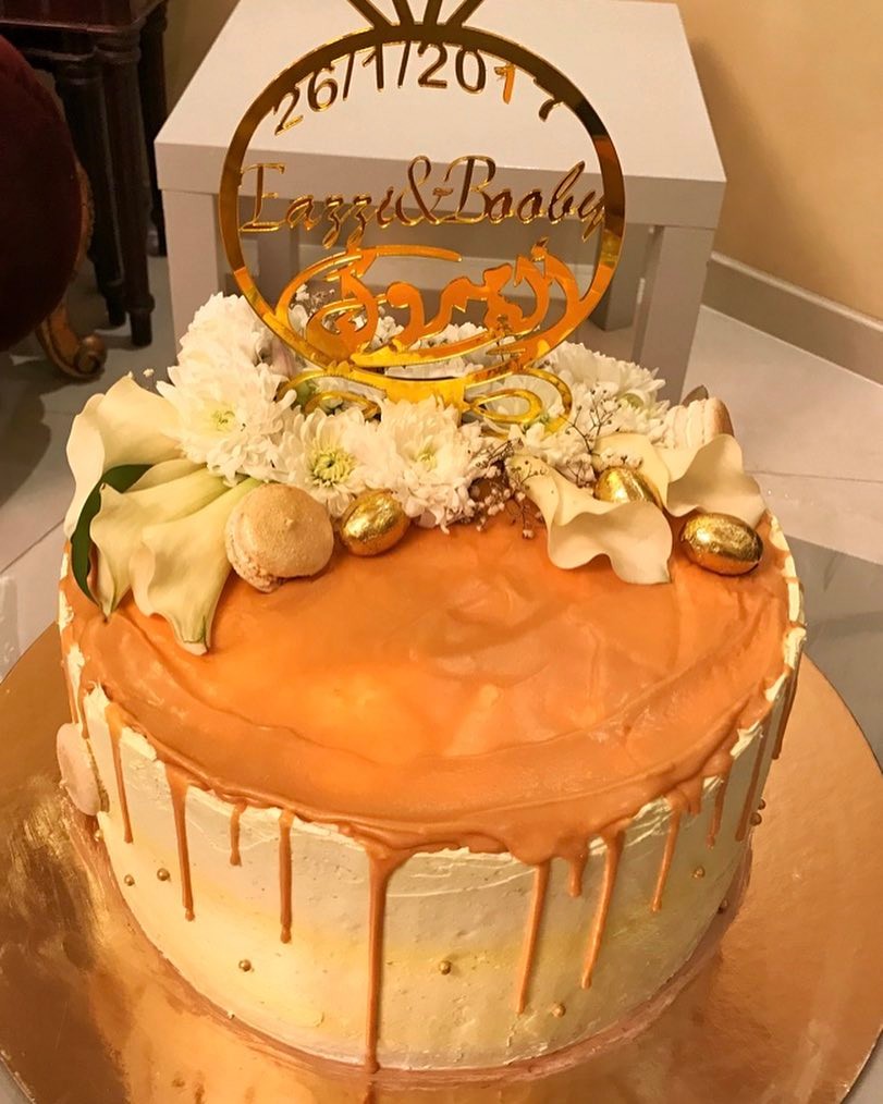 كيكه مقاس XL مزينه بالورد الطبيعي متميزه تكفي 25الى30شخص #cake #حلويات #زواج #الرياض #كيك