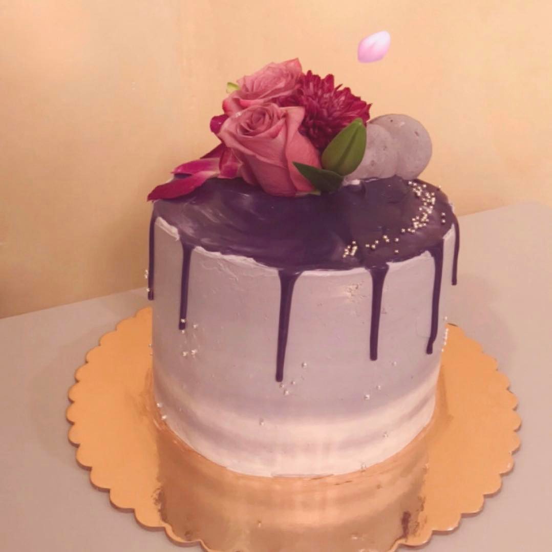 كيكه مقاس ميديم ب120 مزينه بالورد والماكرون#كيك #الرياض #زواج #حلويات #cake