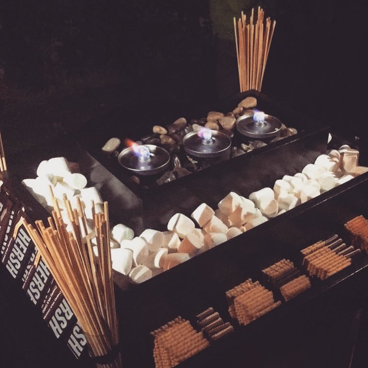 How cute is this S'mores bar table Prefect for winter nights ❄️ عربة السمورز مثالية ليالي