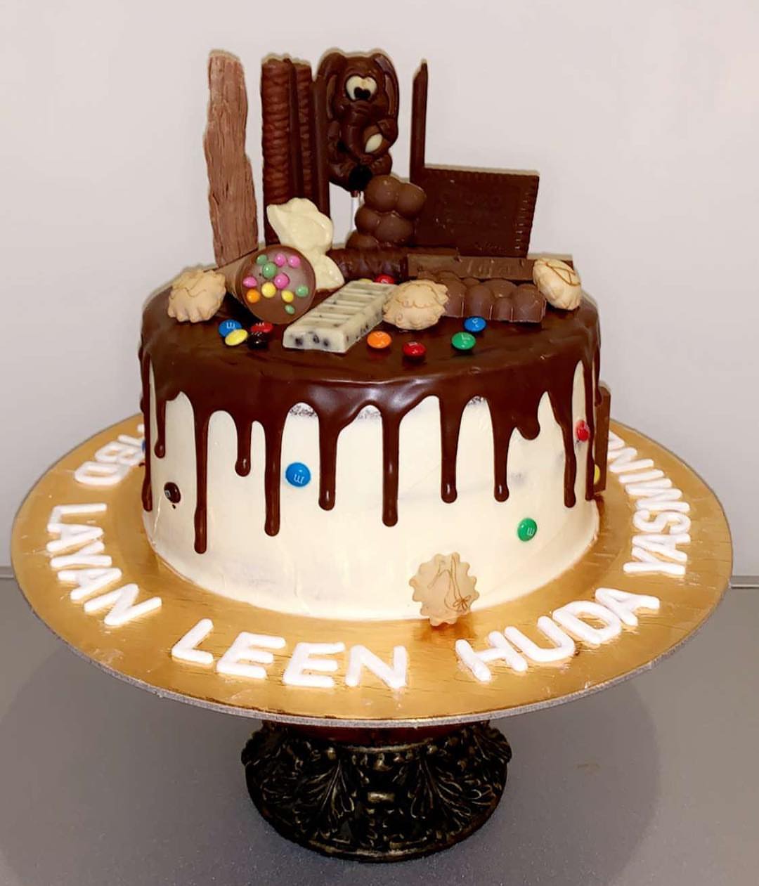 Chocolate cake كيكة عالم الشوكولاته ابتدا من ١٨٠ ريال