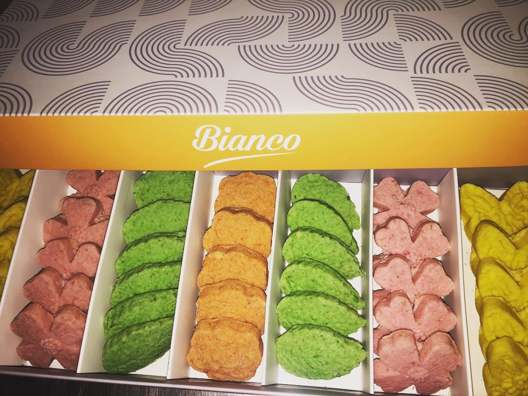اجازه نهاية اسبوع سعيدة على الجميع بإذن الله #بيانكو #bianco_sa #حلويات_قهوة #غريبه_ملونه