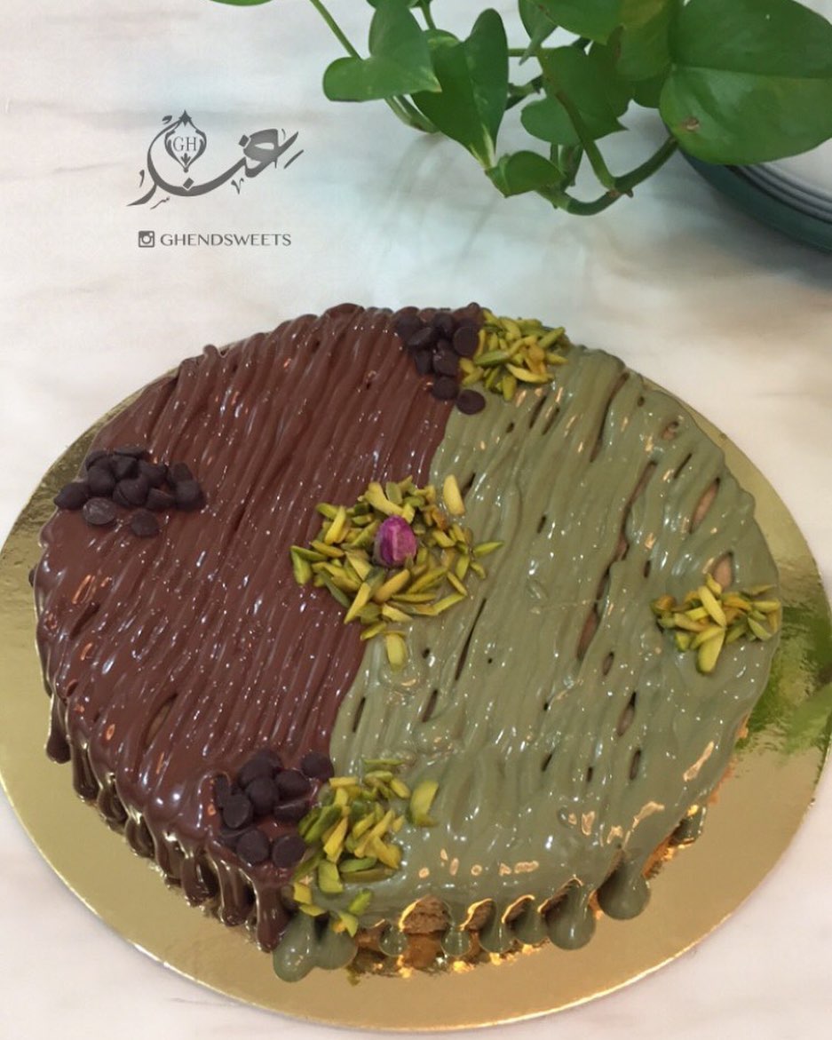 مساء السعادة " كيكة الكوكيز بصوص النوتيلا والفستق الكبيره 70 ريال الصغيره 50 ريال " #غند_س