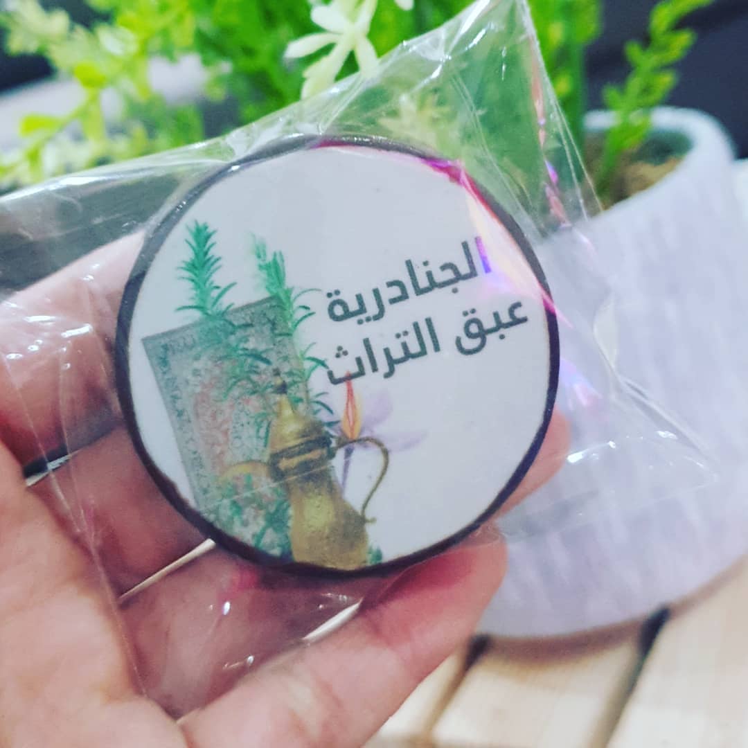 شوكلاتة محشية بالأوريو مطبوع عليها اي عبارة أو ثيم تطلبوه ( على ورق السكر القابل للأكل وال